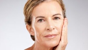 Mulher madura realizando skincare